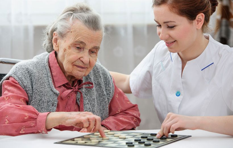 L'accompagnant éducatif et social travaille au développement les capacités intellectuelles des personnes âgées