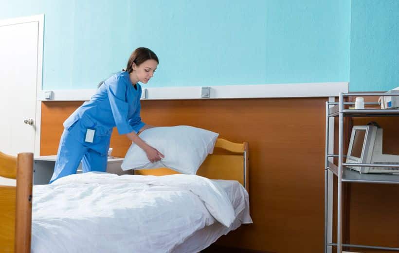 L'agent de service se charge de préparer le lit des patients