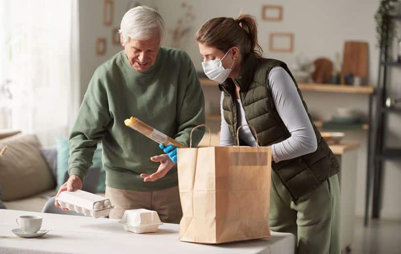 L'aide à domicile assure les courses des personnes fragilisées