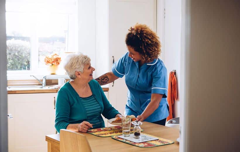 L'aide à domicile est un lien social fort pour les personnes âgées