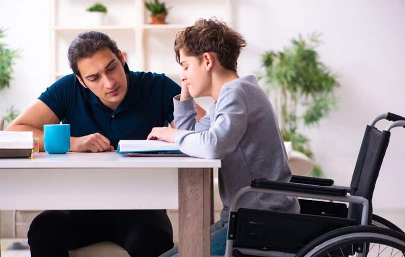 L'accompagnant éducatif et social accompagne des enfants en situation de handicap