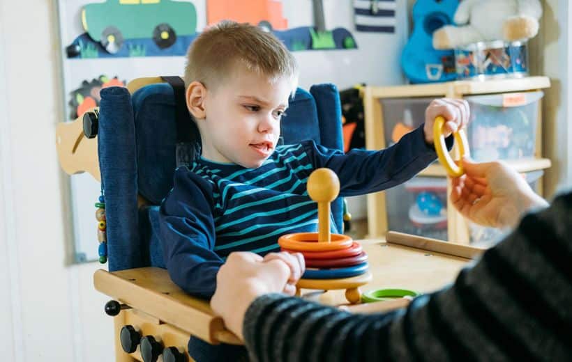 Le moniteur-éducateur favorise l'autonomie des personnes en situation de handicap