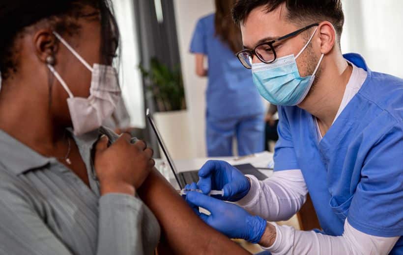 L'infirmier réalise des actes de soins comme les pansement, prise de sang, administration de médicaments