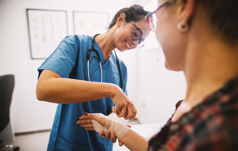 L'infirmier assure les soins des personnes malades