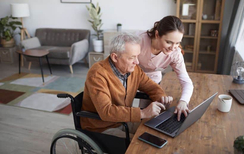 L'aide à domicile aide les personnes âgées pour les tâches quotidiennes