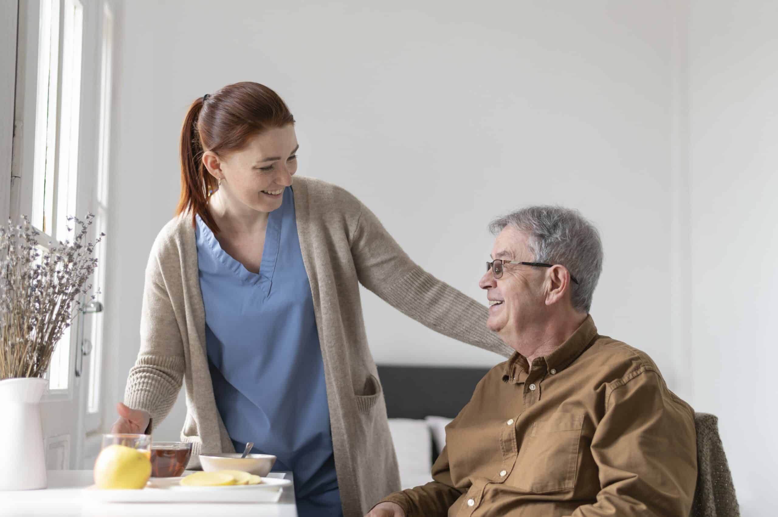 Aidant avec une personne âgée